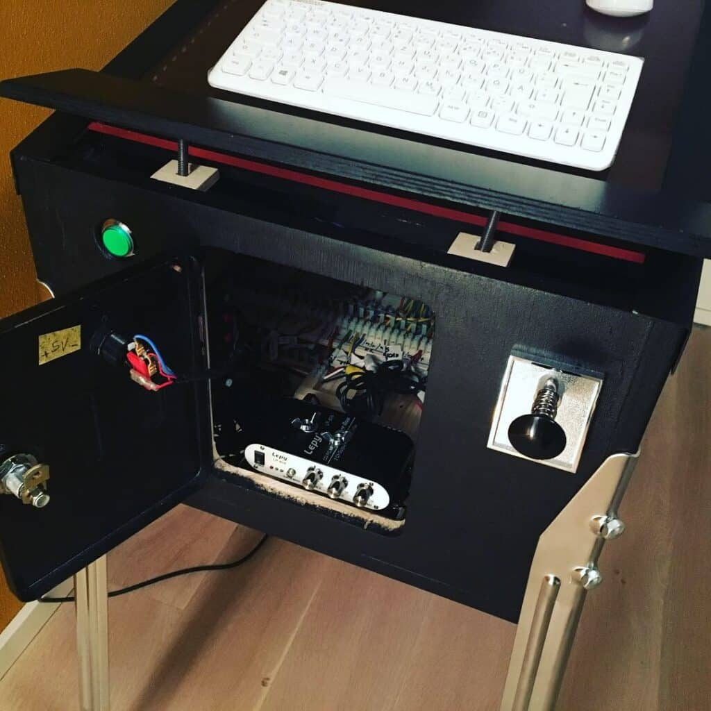 Easy access to the Stereo-Amp by service door of the virtual pinball cabinet