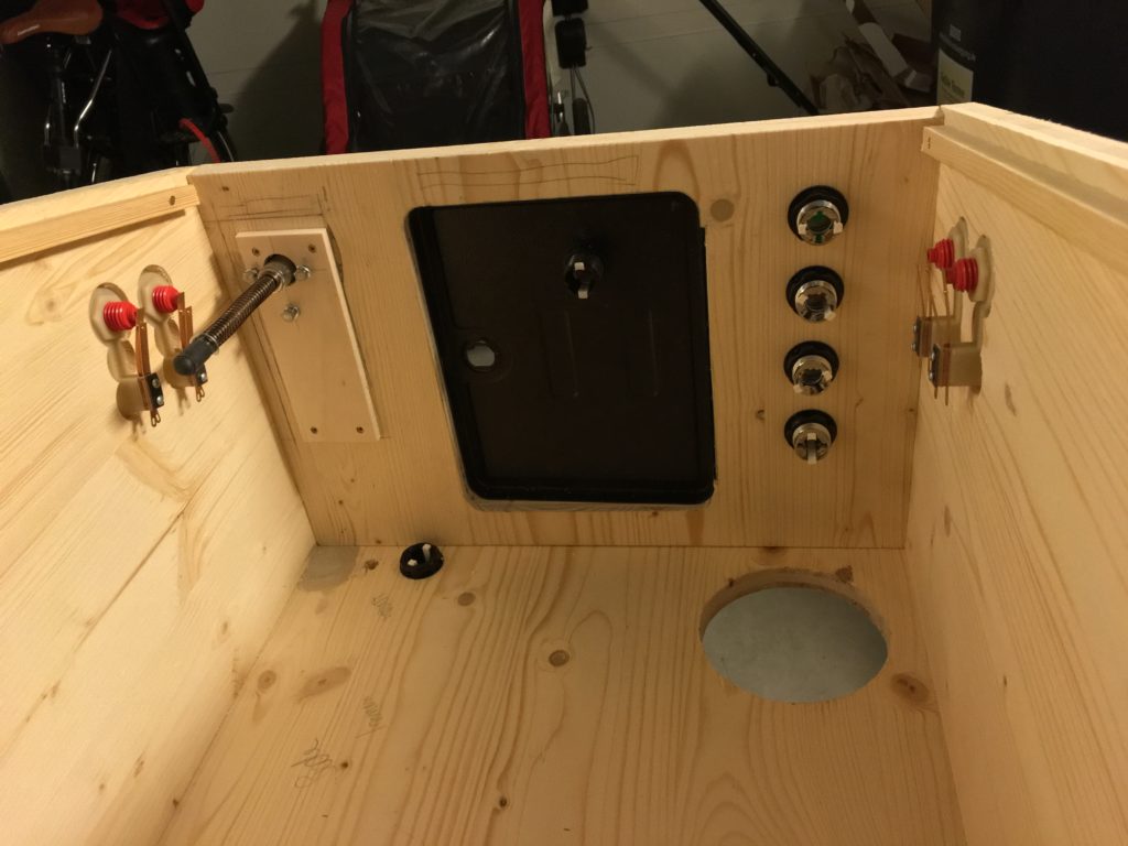 Virtual Pinball: Arrangement of the buttons in the Cabinet with Service Door. In the floor, the On/Off button for the computer is left. On the right, the section for the 120mm fan.