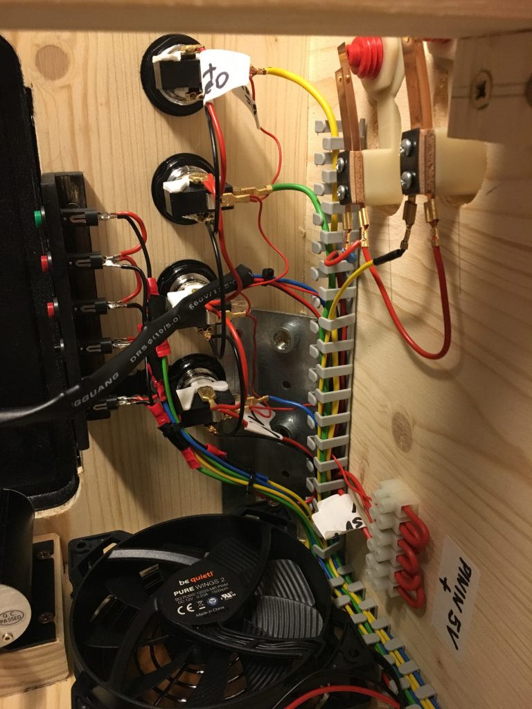 Wiring of the buttons: Center the four LED arcade buttons, left the 5 service buttons accessible through the service door, right the LeafSwitch pinball buttons with the distinctive copper contacts for real pinball feeling.