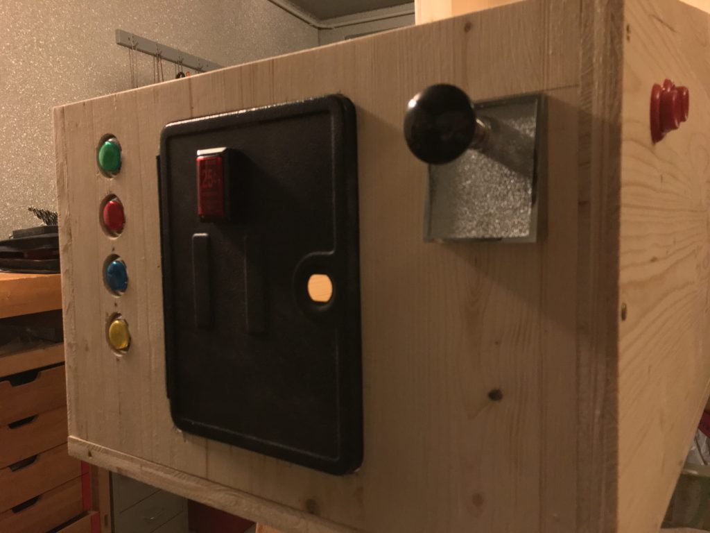 Virtual Pinball: Testmontage Arcade-Buttons, Coin-Door mit Button und Plunger sowie rote LeafSwitch-Flipper Buttons (Flipper + MagnaSave)