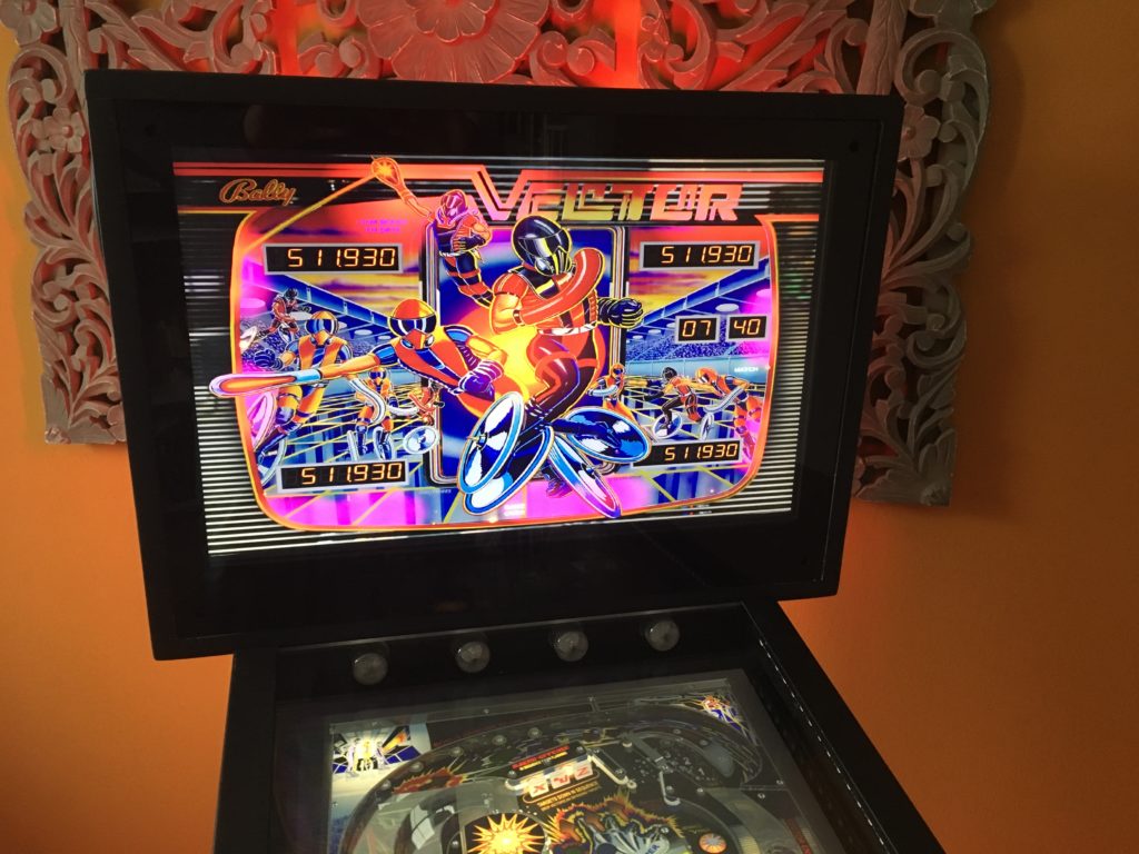 Foto der Backbox eines virtuellen Pinballs mit einem Monitor (19'). Dargestellter Tisch: Vector