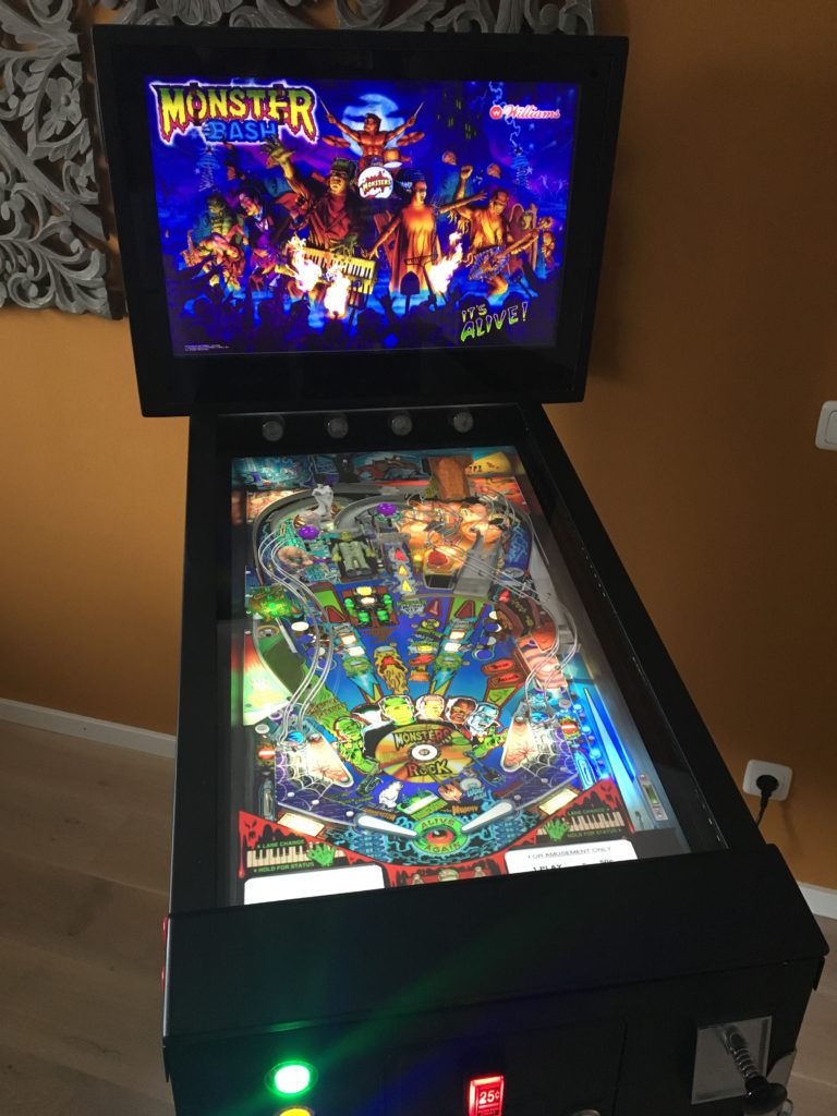 Virtueller Flipper (Virtual Pinball Cabinet) mit Flipper-Button, Münzeinwurf und echtem Pinball-Plunger.