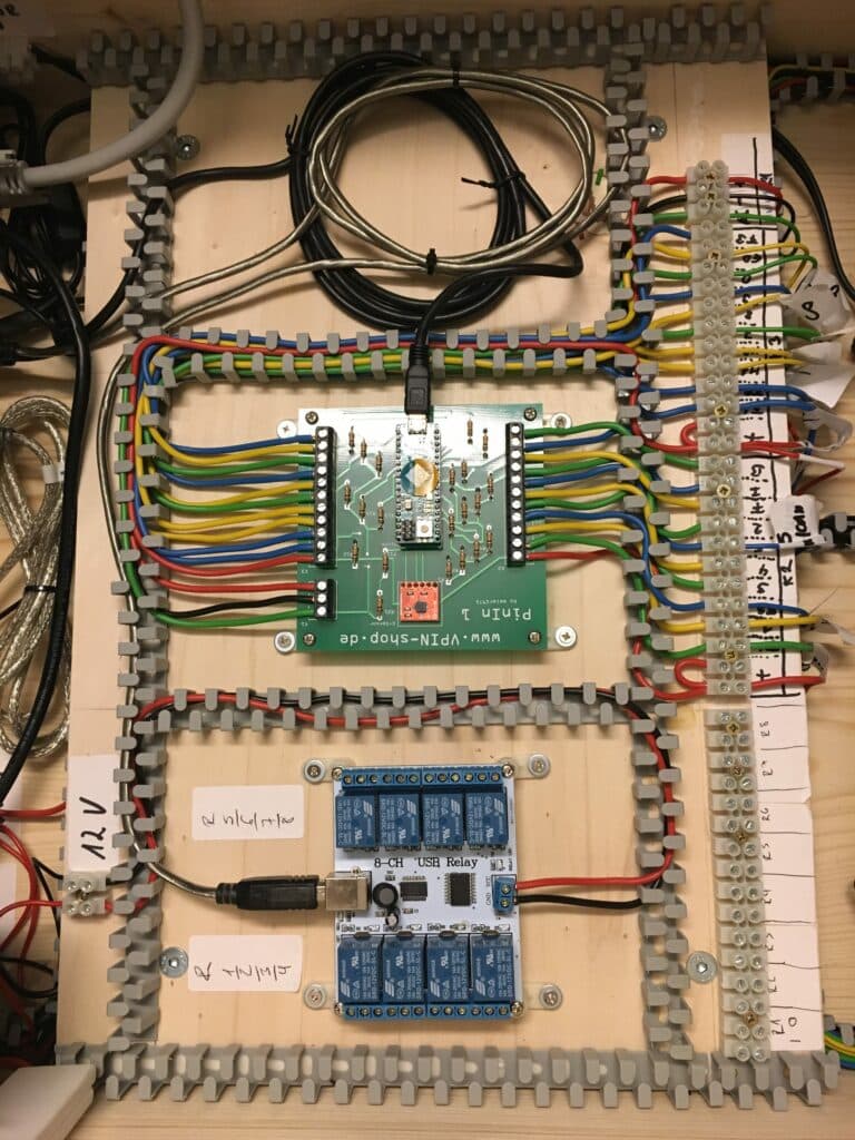 Sainsmart Relais Board 8fach mit 12 V sowie in der Mitte der PinIn 1 Controller mit integriertem Keyboard Emulator, Analog Plunger und Nudge-Funktion