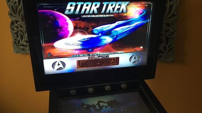 Pinball Backbox mit Backglass des Tisches "Star Trek" unter Visual Pinball X (B2S Server). Integriertes DMD.