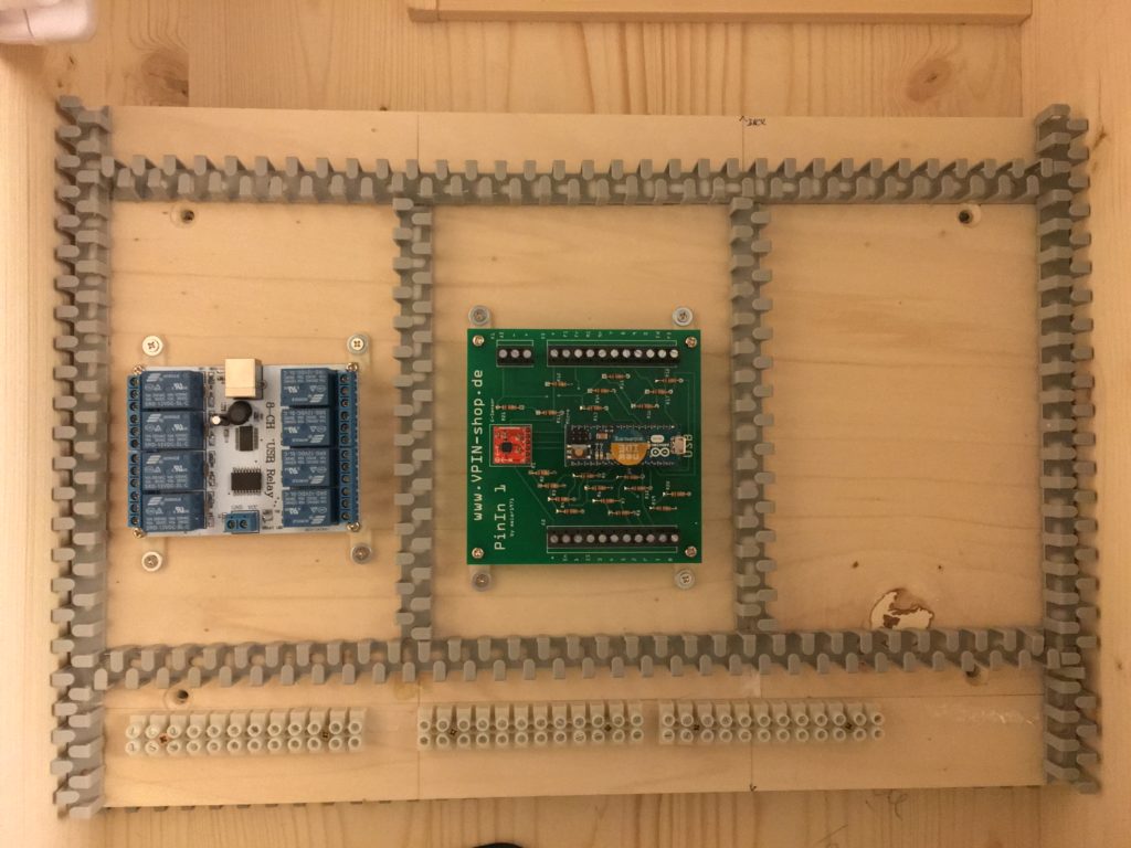 Alle Controller im Virtual Pinball Cabinet wurden auf eine herausnehmbare Holzplatte montiert.