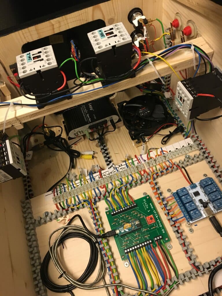 Siemens-Schütze für Flipper-Finger (Mitte) sowie Sling-Shots (links, rechts) im Virtual Pinball montiert. Steuerung über Sainsmart Relais Board 5V (rechts, blaue Relais)