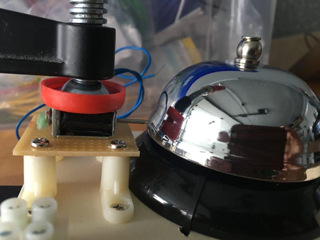 Detailaufnahme des Hubmagneten der Pinball Bell