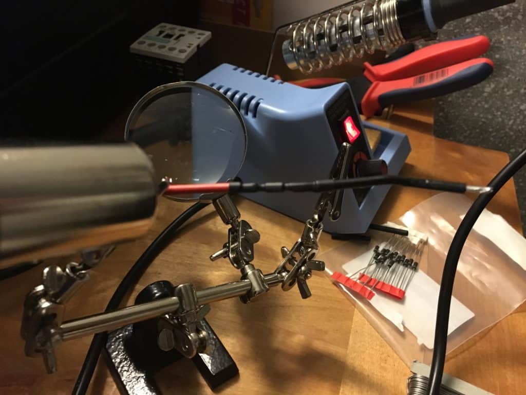 Freilaufdiode für Schütze im Virtual Pinball mit Schrumpfschlauch geschützt.