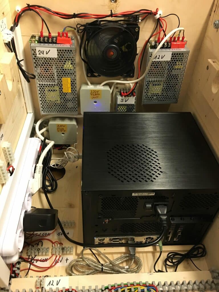 Power in the Virtual Pinball-Master Slave plug bar as well as trafos for 5V, 12V, 24V.