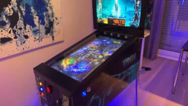 Virtueller Flipper (Virtual Pinball Cabinet) fertig installiert mit 32' Playfield Monitor und 19' Backbox Monitor.